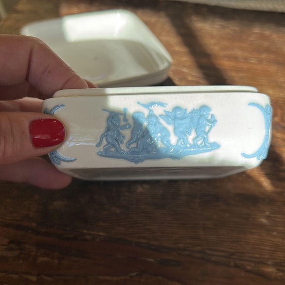 Wedgwood embossed trinket box - Picture 7 of 11